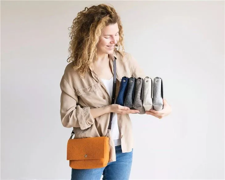 Merasakan Beg Crossbody